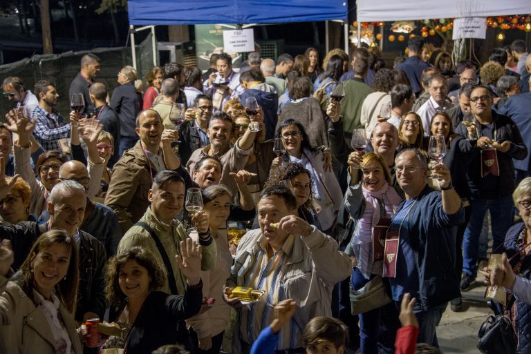 Milers de persones tasten, coneixen, brinden i degusten a la 7a edició del Vimart