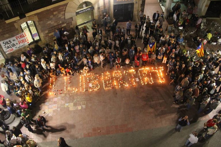 Clam per la llibertat de Jordi Sànchez i Jordi Cuixart a la plaça de la Vila