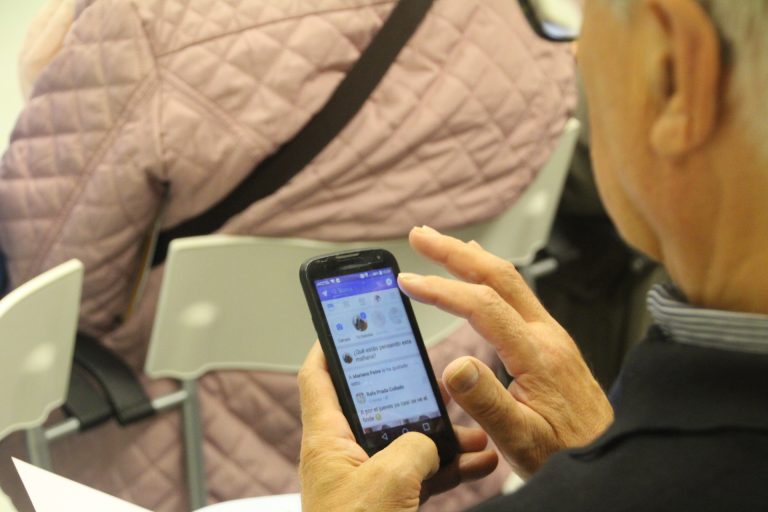 Una vintena de persones participa en un taller d’ús de Facebook al mòbil dirigit a majors de 55 anys