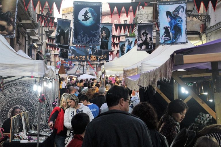 L’associació Fem Vila invoca bruixes, mags i éssers mitològics en la fira ‘Martorell esotèric’