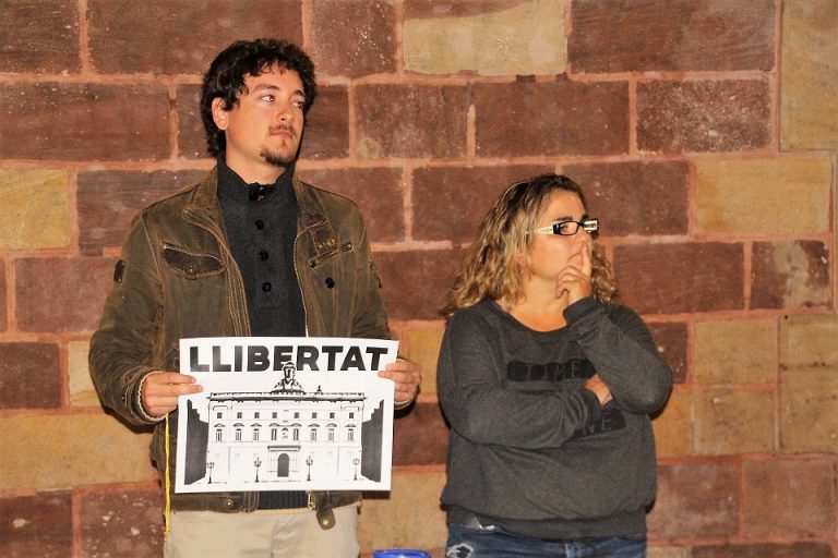 Xiulada col·lectiva contra l’empresonament dels consellers cessats