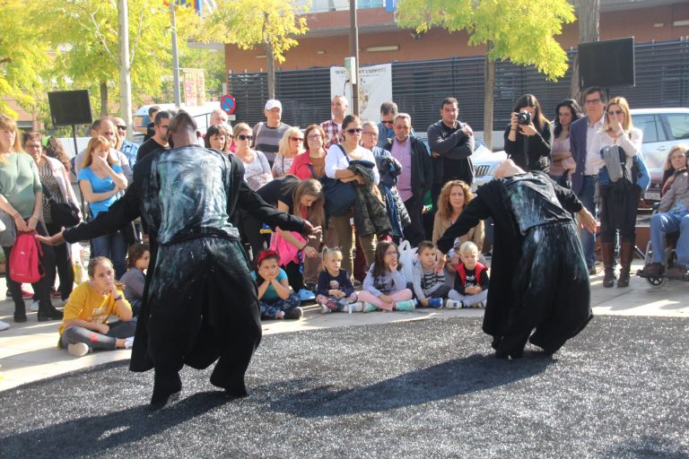 Unes 500 persones gaudeixen d’un festival Fem Dansa afectat per la pluja