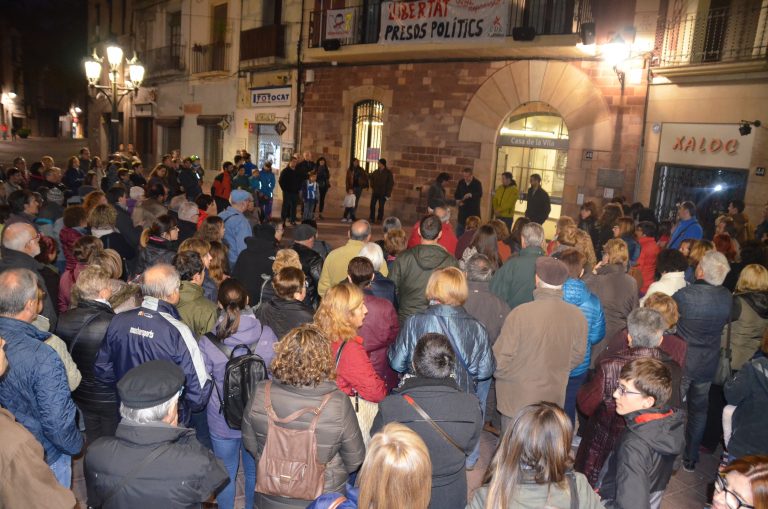 Les entitats sobiranistes tanquen la jornada de vaga amb una concentració davant l’Ajuntament