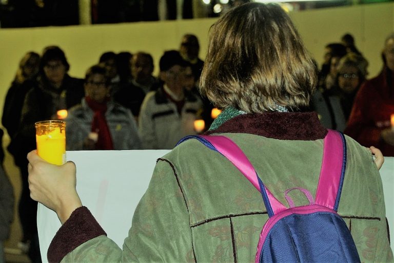 Marxa de torxes i espelmes per defensar la democràcia i la cohesió del poble