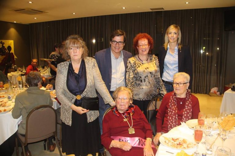 La martorellenca Arsènia Fisa Farré rep la medalla commemorativa de la Generalitat en arribar als 100 anys