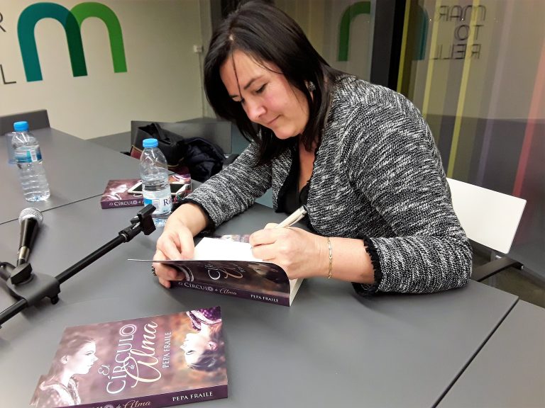Es presenta ‘El círculo de Alma’, novel·la de Pepa Fraile que entrellaça relacions familiars
