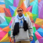 Okuda San Miguel, amb la seva obra a la plaça de les Cultures. IntARTvencions