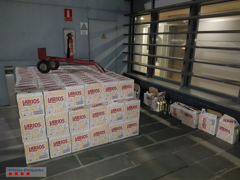 Mossos recupera al peatge de Martorell una furgoneta i prop de 2.000 ampolles de licor sostretes