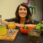 Marta Vergés, impartint el taller 'Menja't el tarro', a la Biblioteca Martorell