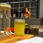 Marta Vergés, impartint el taller 'Menja't el tarro', a la Biblioteca Martorell