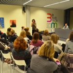 Marta Vergés, impartint el taller 'Menja't el tarro', a la Biblioteca Martorell