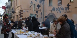 Cuina i mercat solidaris de l'associació de veïns del barri del Pont del Diable