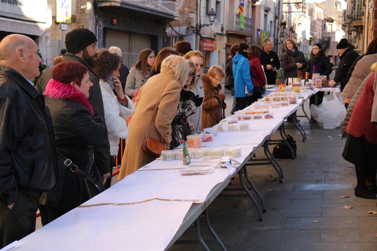 3.000 euros per La Marató en la cuina i mercat solidaris de la plaça de les Hores