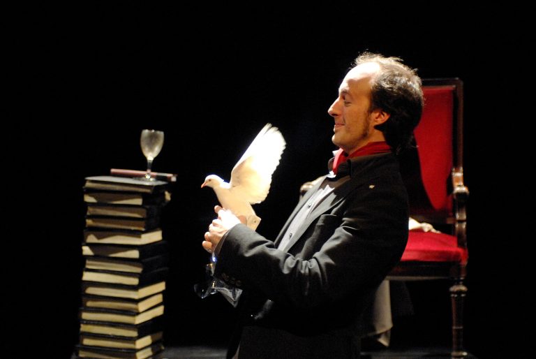 Màgia de prop i ombres xineses a ‘Magikíssim’, un espectacle de l’il·lusionista Sergi Buka