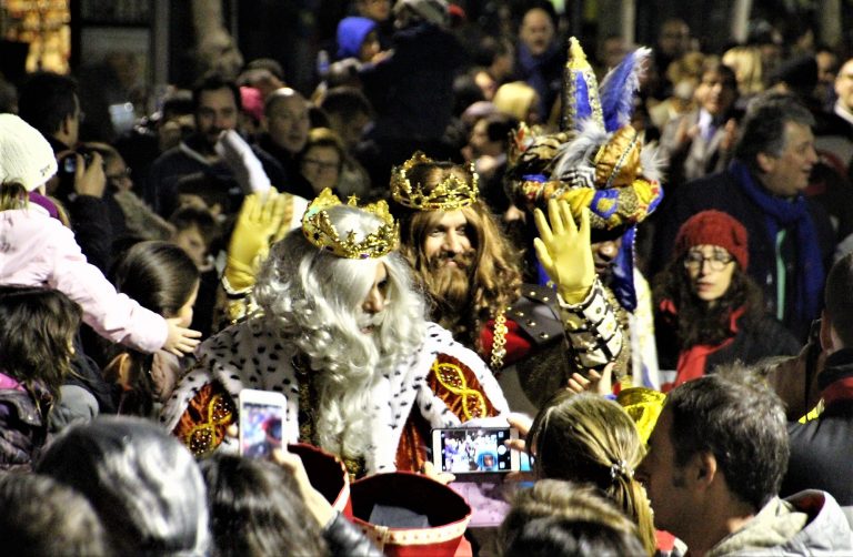Els Reis de l’Orient són rebuts per una multitud en la 55a Cavalcada