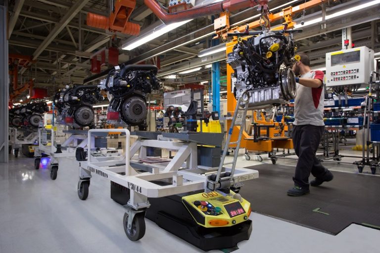 Els robots intel·ligents de SEAT transporten 23.800 peces cada dia
