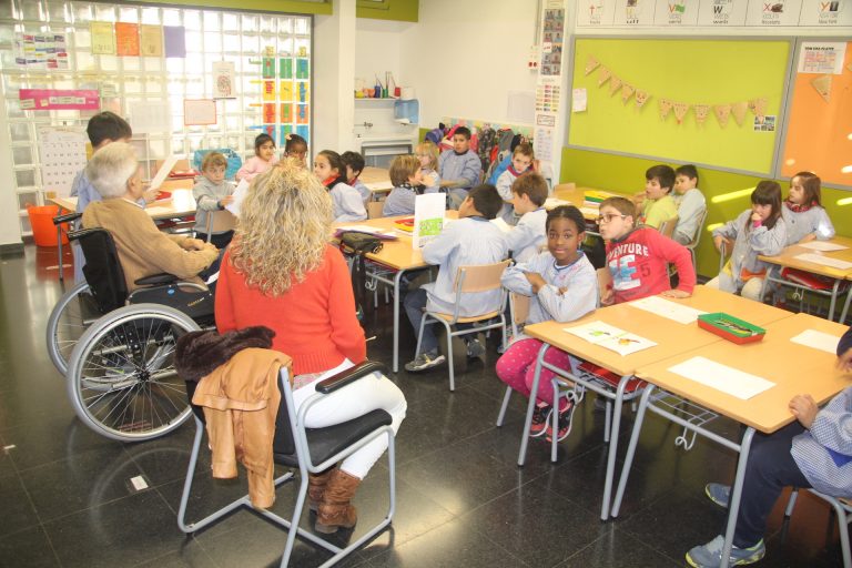 ‘Lectura sense edat’, un projecte que uneix persones grans i infants a les escoles