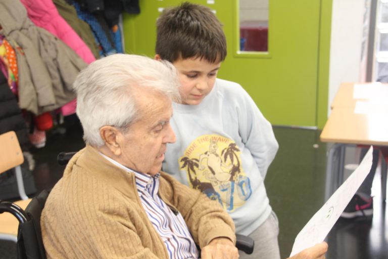 Final de curs del ‘Lectura sense edat’, on cinc voluntaris animen els escolars a llegir