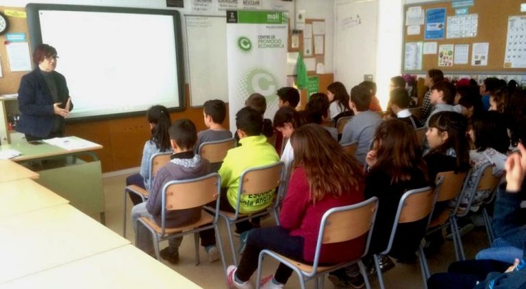 Els cooperativistes de l’escola Lola Anglada reben nocions de finançament