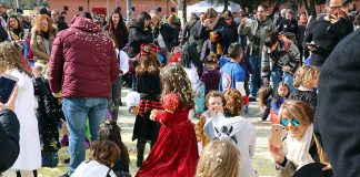 Unes 300 persones s’apleguen a la plaça de les Cultures en el Carnaval Infantil de l’Esplai Guspira