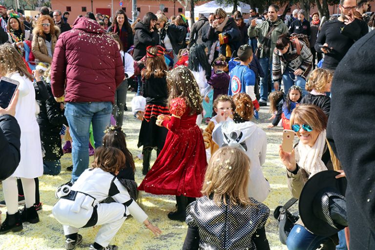 Unes 300 persones s’apleguen a la plaça de les Cultures en el Carnaval Infantil de l’Esplai Guspira
