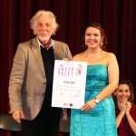 El tenor Raúl Giménez lliura el Premi Associació d’Amics de l’Òpera de Sarrià a Jenny Andrea Orjuela