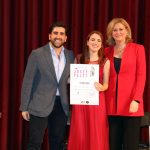 La presidenta de la Fundació Victoria de los Ángeles Helena Mora (dreta) i el coordinador artístic Marc Busquets lliuren el premi Victoria de los Ángeles a Sara López