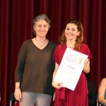Mar Esteve rep de Premi del públic de la mà de Carmen Valero, del comitè organitzador