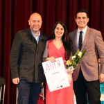 El regidor Sergi Corral i el president de les Joventuts Musicals de Martorell Aleix Palau lliuren el tercer Premi del 2n Concurs de Cant Josep Palet a Irene Mas
