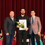 El regidor Sergi Corral i el president de les Joventuts Musicals de Martorell Aleix Palau lliuren el segon Premi del 2n Concurs de Cant Josep Palet a Ferran Albrich