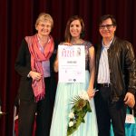 Paula Sánchez-Valverde rep el primer premi del Concurs Palet de la mà de la directora artística del Gran Teatre del Liceu Christina Scheppelmann i l'alcalde Xavier Fonollosa