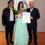 L'alcalde Xavier Fonollosa i el regidor Sergi Corral, amb la guanyadora del certamen, Paula Sánchez-Valverde. 2n Concurs de Cant Josep Palet