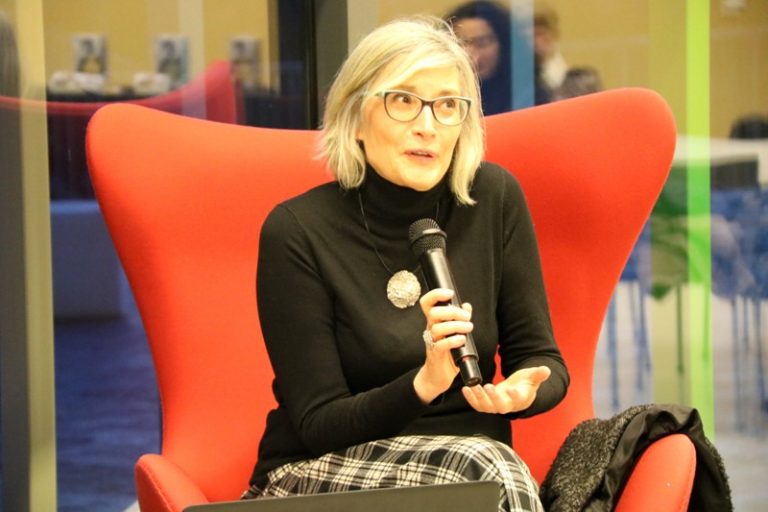 Pradas: “A les meves novel·les parlo del luxe i del glamur, però els poso en moments de crisi”