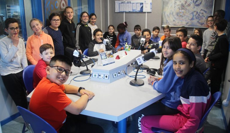 Els cooperativistes del projecte CUEME anuncien les seves manualitats a Ràdio Martorell