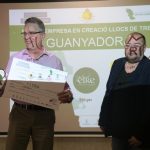Francesc Canals (7 i Tria) rep el premi a la millor empresa en creació de llocs de treball de ma del regidor Cultura, Joventut i Participació Ciutadana de Sant Andreu de la Barca Juan Pablo Beas