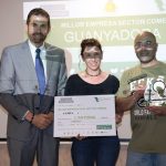 L'alcalde d'Abrera, Jesús Naharro, lliura a Pau Camacho (l'Antònia) el premi a la millor empresa en el sector comerç