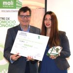 Sandra Alarcón (en representació de Xavier Riba, d'Innovae) rep de l'alcalde de Martorell, Xavier Fonollosa, el premi a la millor empresa en el sector serveis