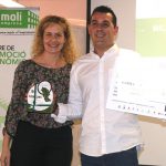 Fernando Calamante (Centro Canino Fercan) rep de la regidora Mònica Torre-Marín (Ajuntament d'Abrera) el premi a la millor iniciativa empresarial promoguda per aturats de llarga durada