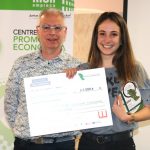 L'alumna guanyadora del premi a la millor idea jove de negoci, Emma Pérez rep el premi de ma del regidor de Promoció Econòmica de l'Ajuntament d'Esparreguera, Antoni Ferré