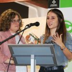 La presentadora, Assumpta Mera, i l'alumna de l'IES El Castell, Emma Pérez