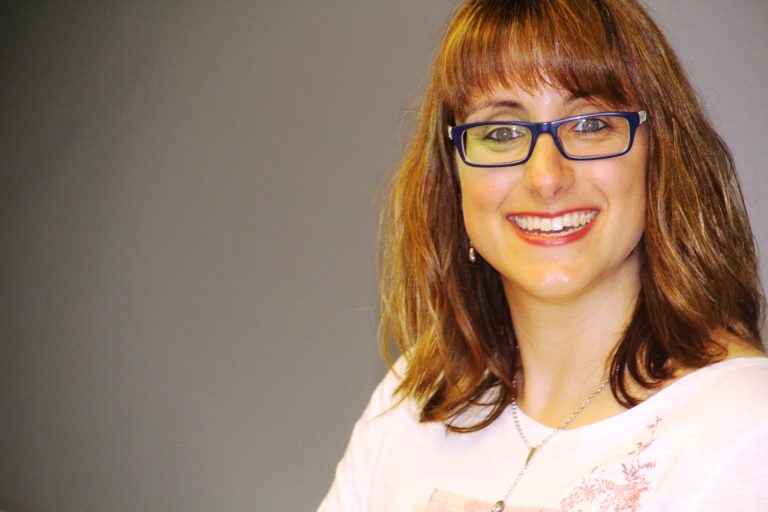Alba Coma presenta a la Biblioteca un llibre sobre la seva experiència en l’esquí adaptat