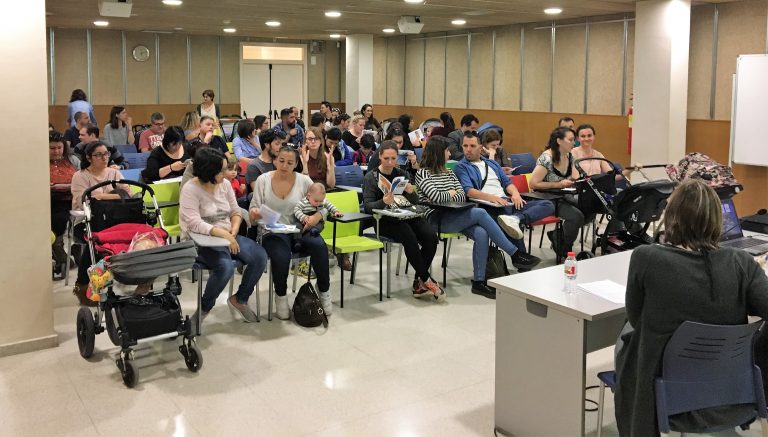 Les famílies reben informació sobre el projecte educatiu de les llars d’infants i el procés de preinscripció