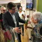 Lliurament de roses a les residències de gent gran