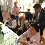 Lliurament de roses a les residències de gent gran