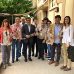 Lliurament de roses a les residències de gent gran