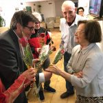 Lliurament de roses a les residències de gent gran