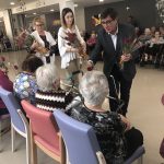 Lliurament de roses a les residències de gent gran