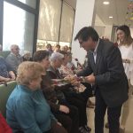 Lliurament de roses a les residències de gent gran