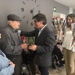Lliurament de roses a les residències de gent gran