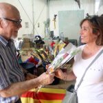 Cisco Querol (Gremi de Llibreters) lliura una rosa a una compradora